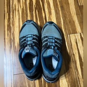Salomon Women’s trail running shoes sz 7.5 in EUC.